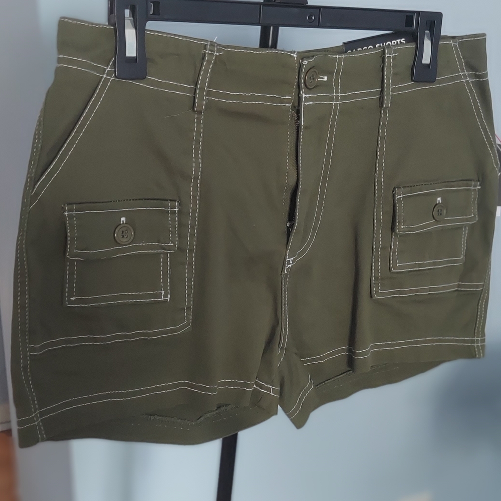 Green Cargo Shorts with Utility Design and Sturdy Material